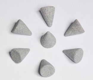 bentuk kerucut Polishing keramik abrasive Media untuk proses finishing massal